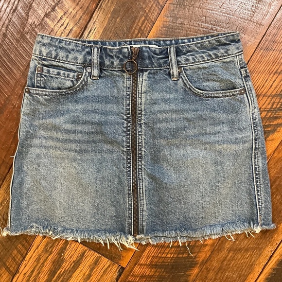 We The Free by Free People High Rise Denim Mini Skirt Zip Front Raw Hem Size 27 - Picture 2 of 7